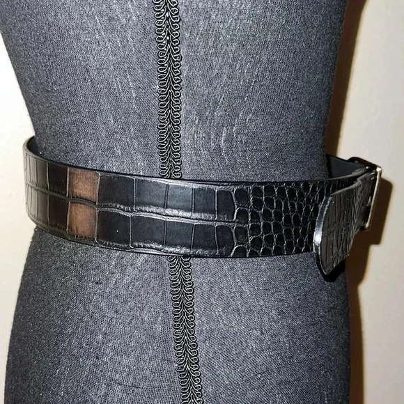 Banana Republic Women’s Black Vegan Leather Crocodile Embossed Belt - Picture 7 of 16